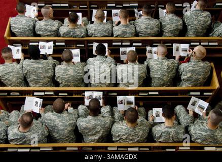 17. August 2007 – USA – am Freitag, 17. August 2007 fand in Fort Lewis in Washington Ein Gedenkgottesdienst für vier Stryker-Soldaten des 1. Bataillons, 23. Infanterieregiments statt, die während ihres Dienstes im Irak getötet wurden. Die vier, die starben, waren SSG Jacob Thompson, 26, SGT Nicholas Gummersall, 23, SPC Juan Alcantara, 22, und SPC Kareem Khan, 23. (Alison Yin/Tacoma News Tribune/MCT) (Kreditbild: © Alison Yin/mct/ZUMAPRESS.com) Stockfoto