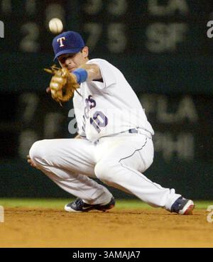 8. September 2007: US-Texas Rangers Shortstop Michael Young verpasst einen Wurf vom rechten Feld, hält aber den Oakland Athletics-Batter Nick Swisher im sechsten Inning auf einen Doppelstand. Die Rangers besiegten die A's mit 7:3, am Samstag, den 8. September 2007, im Rangers Ballpark in Arlington, Texas. (Bill Janscha/Fort Worth Star-Telegram/MCT) (Kreditbild: © Bill Janscha/mct/ZUMAPRESS.com) Stockfoto