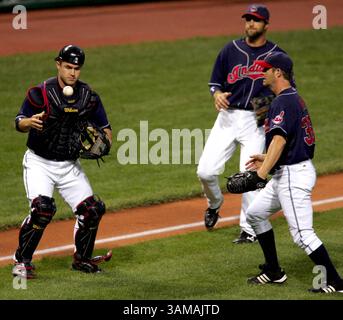 18. Januar 2000 – USA – Kelly Shoppach, links, kann nur mit dem dritten Baseman-Fall Blake, Mitte und Startkrug Paul Byrd sehen, wie Mark Ellis am Samstag, den 22. September 2007, in Cleveland, Ohio, einen Bloop-Treffer vom Schläger der Oakland Athletics Athletics trifft. (Ed Suba Jr./Akron Beacon Journal/MCT) (Kreditbild: © Ed Suba Jr/mct/ZUMAPRESS.com) Stockfoto