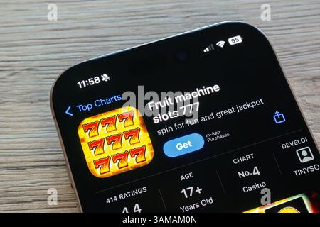 OSTRAVA, TSCHECHIEN - 19. JANUAR 2025: Apple App Store mit Fruit Machine Slots 777 Mobile Casino App Stockfoto