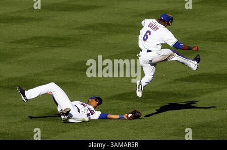 29. September 2007 – USA – New York Mets Ruben Gotay springt aus dem Weg, als Carlos Gomez im neunten Inning im Shea Stadium am Samstag, den 29. September 2007, in Flushing, New York einen Fly Ball von Florida Marlins Robert Andino anschnappt. (Paul J. Bereswill/Newsday/MCT) (Bild: © Paul J. Bereswill/mct/ZUMAPRESS.com) Stockfoto