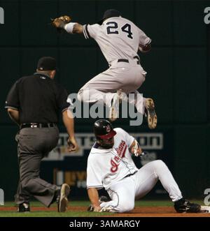 4. Oktober 2007 - USA - New York Yankees zweiter Baseman Robinson Cano springt über die Cleveland Indians Travis Hafner, während er versucht, ein Doppelspiel während des zweiten Inning in Spiel 1 der American League Divisional Series im Jacobs Field in Cleveland, Ohio, am Donnerstag, 4. Oktober 2007 zu drehen. (Ed Suba Jr/Akron Beacon Journal/MCT) (Kreditbild: © Ed Suba Jr/mct/ZUMAPRESS.com) Stockfoto