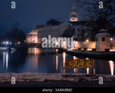 Winterliche Nacht Stadtlandschaft mit beleuchtetem Fluss Stockfoto