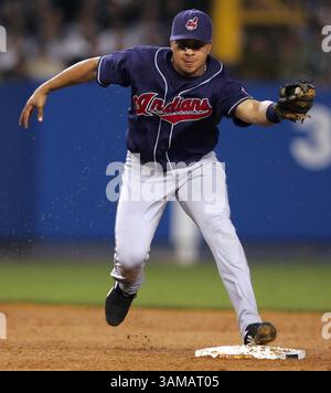 7. Oktober 2007 - USA - Cleveland Indians Shortstop Jhonny Peralta dreht ein Doppelspiel, nachdem er einen Hit von New York Yankees Derek Jeter im ersten Inning während Spiel 3 der American League Division Series im Yankee Stadium am Sonntag, den 7. Oktober 2007, in Bronx, New York erbeutet hat. (Phil Masturzo/Akron Beacon Journal/MCT) (Bild: © Phil Masturzo/mct/ZUMAPRESS.com) Stockfoto