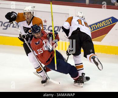 2. November 2007 – die Washington Capitals Viktor Kozlov (25) trifft das Eis, als er versucht, zwischen den Philadelphia Flyers' Braydon Coburn (5) und Joffrey Lupul (15) in der ersten Spielperiode im Verizon Center am Freitag, 2. November 2007 in Washington, DC (George Bridges/MCT) (Kreditbild: © George Bridges/MCT/ZUMAPRESS.com) zu wechseln. Stockfoto