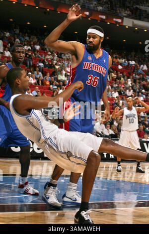 2. November 2007: Orlando Magic Forward Trevor Ariza fällt am Freitag, 2. November 2007, vor dem Detroit Pistons Center Rasheed Wallace in der Amway Arena in Orlando, Florida. (Stephen M. Dowell/Orlando Sentinel/MCT) (Kreditbild: © Stephen M. Dowell/MCT/ZUMAPRESS.com) Stockfoto