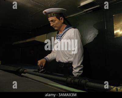 5. November 2007 - Eine Schaufensterpuppe eines russischen Matrosen bügelt eine Uniform an Bord der Kiew, einem stillgelegten Flugzeugträger, der jetzt in Tianjin, einem chinesischen Hafen, angedockt ist und als Touristenattraktion für die Öffentlichkeit zugänglich ist, 5. November 2007. (Tim Johnson/MCT) (Kreditbild: © Tim Johnson/MCT/ZUMAPRESS.com) Stockfoto