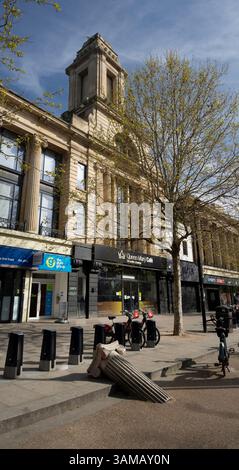 Eine gefallene Säule liegt an der Mile End Road, London, in der Nähe der Queen Mary University. Es ist wahrscheinlich Teil einer Kunstinstallation oder einer architektonischen Bergung. Stockfoto