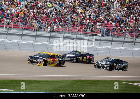 9. März 2014 – Las Vegas, Nevada, USA – Michael Annett, Fahrer der #7 Pilot/Flying J Chevrolet SS, führt Greg Biffle (#16) und Jimmie Johnson (#48) während der spannenden Rennaktion der NASCAR Sprint Cup Series Kobalt Tools 400 auf dem Las Vegas Motor Speedway in Las Vegas, NV, auf die Strecke. (Bild: © Mat Gdowski/ZUMAPRESS.com) Stockfoto