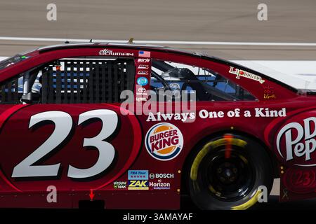 9. März 2014 – Las Vegas, Nevada, USA – Alex Bowman, Fahrer des #23 Dr. Pepper Toyota Camry, verlässt die Boxenstraße während der spannenden Rennaktion der NASCAR Sprint Cup Series Kobalt Tools 400 auf dem Las Vegas Motor Speedway in Las Vegas, NV. (Bild: © Mat Gdowski/ZUMAPRESS.com) Stockfoto