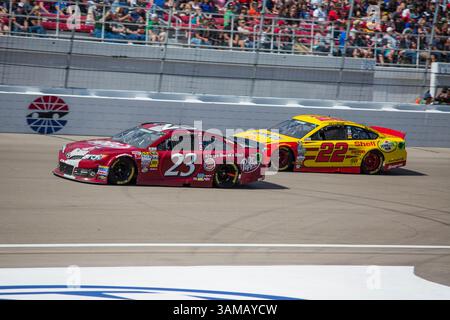 9. März 2014 – Las Vegas, Nevada, USA – Alex Bowman, Fahrer des #23 Dr. Pepper Toyota Camry, und Joey Logano, Fahrer des #22 Shell Pennzoil Ford Fusion, stürmen während der spannenden Rennaktion der NASCAR Sprint Cup Series Kobalt Tools 400 auf dem Las Vegas Motor Speedway in Las Vegas, NV, die vordere Strecke. (Bild: © Mat Gdowski/ZUMAPRESS.com) Stockfoto