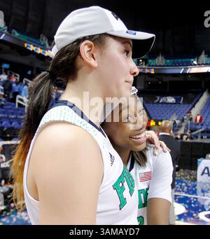 März 2014: Greensboro, North Carolina, USA S - Notre Dame Fighting Irish Guard Jewell Loyd (32) und Notre Dame Fighting Irish Forward Natalie Achonwa (11) feiern den Sieg im Greensboro Coliseum in Greensboro, N.C. zwischen den Duke Blue Devils und den Notre Dame Fighting Irish im Meisterschaftsspiel des Women's Basketball Turniers der Atlantic Coast Conference. Notre Dame gewann 69:53. (Kreditbild: © Wes Hight/ZUMAPRESS.com) Stockfoto