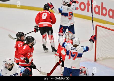 Budweis, Tschechische Republik. April 2025. Britta Curl-Salemme (USA, Nr. 17) in Aktion die Eishockey IIHF Frauen-Weltmeisterschaft, Gruppe A, Match Canada vs USA, Ceske Budejovice, Tschechien, 13. April 2025. Quelle: Vaclav Pancer/CTK Photo/Alamy Live News Stockfoto