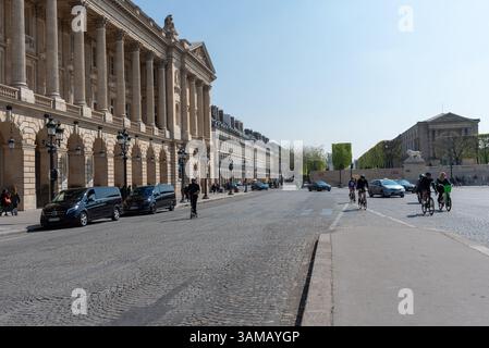 Blick vom Place de la Concorde in Richtung Rue de Rivoli im 8. Arrondissement von Paris. Verkehr auf dem Place de la Concorde. Radfahrer Stockfoto