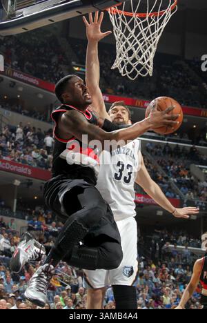 11. März 2014: Memphis, TN, USA: Marc Gasol (33) verteidigt sich auf dem FedExForum in Memphis, Tennessee, am Dienstag, den 11. März 2014 gegen Dorrell Wright der Portland Trailblazers. Memphis gewann 109:99. (Bild: © Nikki Boertman/MCT/ZUMAPRESS.com) Stockfoto