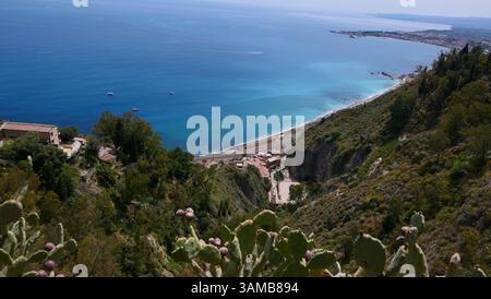 Blick auf die Küste von Taormina Cliffs Stockfoto