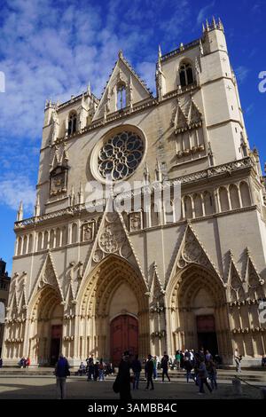 Die Cathédrale Saint-Jean-Baptiste de Lyon mit den Menschen, Lyon, Frankreich Stockfoto
