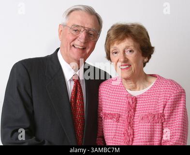 17. Mai 2006 - Minneapolis, MN, USA - Walter und Joan Mondale posieren in diesem 7. Mai 2006, Dateifoto. Joan starb am Montagnachmittag am 3. Februar 2014, umgeben von ihrem Ehemann, Söhnen und Familienmitgliedern. (Bild: © Tom Wallace/MCT/ZUMAPRESS.com) Stockfoto