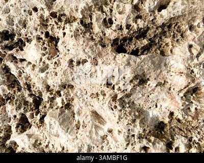 Die komplizierte Textur des Natursteins offenbart einzigartige Muster und Formationen Stockfoto