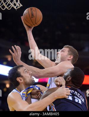 31. Januar 2014 - Oakland, CA, USA - Andrew Bogut der Golden State Warriors (12), links, blendet Charlotte Bobcats' Al Jefferson (25) rechts, als David Lee (10) von Golden State Warriors versucht, in der ersten Hälfte einen Korb in der Oracle Arena in Oakland, Kalifornien, 2014 zu machen. (Kreditbild: © Doug Duran/MCT/ZUMAPRESS.com) Stockfoto