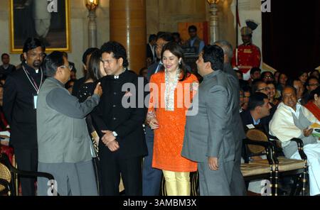 NEW DELHI, INDIEN ÛÒ 4. FEBRUAR: Sachin Tendulkar mit Frau Anjali während der Bharat Ratna Preisverleihung in der Durbar Hall von Rashtrapati Bhavan in Neu Delhi am Dienstag. (Foto: Yasbant Negi/India Today Group) *** Lokale Bildunterschrift *** Sachin Tendulkar;Anjali Tendulkar (Foto: © India Today/ZUMAPRESS.com) Stockfoto