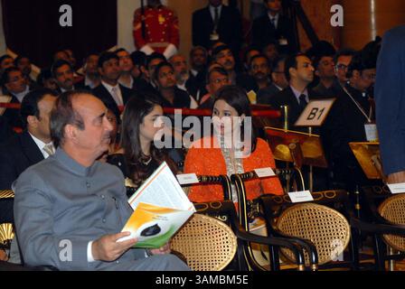 NEW DELHI, INDIEN â€“ 4. FEBRUAR: Sachin Tendulkars Frau Anjali und Tochter Sara während der Bharat Ratna Preisverleihung in der 'Durbar Hall' von Rashtrapati Bhavan in Neu-Delhi am Dienstag. (Foto: Yasbant Negi/India Today Group) *** Lokale Bildunterschrift *** Anjali Tendulkar;Sara Tendulkar (Foto: © India Today/ZUMAPRESS.com) Stockfoto