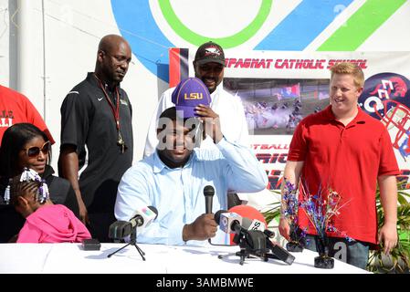 5. Februar 2014: Travonte Valentine von der Champagnat Catholic School in Hialeah, Florida, unterzeichnet sein National Letter of Intent an der Louisiana State University. (Bild: © JC Ridley/Cal Sport Media/ZUMAPRESS.com) Stockfoto