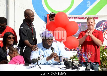 5. Februar 2014: Travonte Valentine von der Champagnat Catholic School in Hialeah, Florida, unterzeichnet sein National Letter of Intent an der Louisiana State University. (Bild: © JC Ridley/Cal Sport Media/ZUMAPRESS.com) Stockfoto
