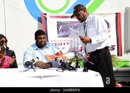 5. Februar 2014: Travonte Valentine von der Champagnat Catholic School in Hialeah, Florida, unterzeichnet sein National Letter of Intent an der Louisiana State University. (Bild: © JC Ridley/Cal Sport Media/ZUMAPRESS.com) Stockfoto