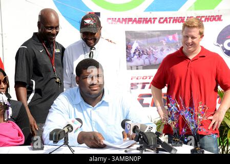 5. Februar 2014: Travonte Valentine von der Champagnat Catholic School in Hialeah, Florida, unterzeichnet sein National Letter of Intent an der Louisiana State University. (Bild: © JC Ridley/Cal Sport Media/ZUMAPRESS.com) Stockfoto
