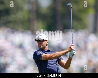 Augusta, Usa. April 2025. Corey Connors aus Kanada trifft in der Finalrunde des Golfturniers 2025 Masters im Augusta National Golf Club in Augusta, Georgia, am Sonntag, den 13. April 2025 einen Annäherungsschuss zum 1. Loch. Foto: John Angelillo/UPI Credit: UPI/Alamy Live News Stockfoto