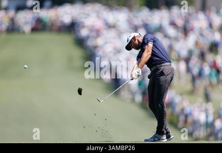 Augusta, Usa. April 2025. Corey Connors aus Kanada trifft in der Finalrunde des Golfturniers 2025 Masters im Augusta National Golf Club in Augusta, Georgia, am Sonntag, den 13. April 2025 einen Annäherungsschuss zum 1. Loch. Foto: John Angelillo/UPI Credit: UPI/Alamy Live News Stockfoto