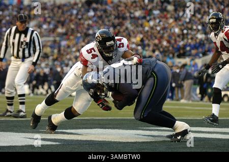 2. Januar 2005: Seattle, Washington, USA – Seattle Seahawks’ Tight End Jerramy Stevens (86) holt sich im Qwest Stadium in Seattle, Washington, einen Touchdown-Pass gegen den Linebacker Chris Draft (54) der Atlanta Falcons. Die Seahawks besiegten die Falcons mit 28:26. Januar 2005. ©Troy Wayrynen/The Columbian. (Kreditbild: © Troy Wayryen/ZUMAPRESS.com) Stockfoto
