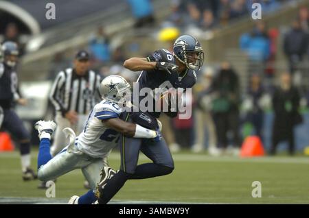 23. Oktober 2005 - Seattle, WA, USA - Seattle Seahawks Tight End Jerramy Stevens (86) holt sich einen Pass für einen ersten Niedergang gegen Dallas Cowboys Safety Willie Pile am Qwest Field in Seattle, Washington. Die Seahawks besiegten die Cowboys mit 13:10. Oktober 2005. (Kreditbild: © Troy Wayryen/ZUMAPRESS.com) Stockfoto