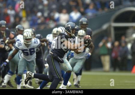 23. Oktober 2005 - Seattle, WA, USA - Seattle Seahawks Tight End Jerramy Stevens (86) holt sich einen Pass für einen ersten Niedergang gegen die Dallas Cowboys im Qwest Field in Seattle, Washington. Die Seahawks besiegten die Cowboys mit 13:10. Oktober 2005. (Kreditbild: © Troy Wayryen/ZUMAPRESS.com) Stockfoto
