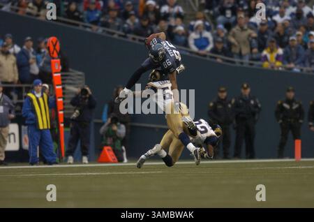 13. November 2005 - Seattle, WA, USA - Seattle Seahawks Tight End Jerramy Stevens (86) springt am Sonntag auf dem Qwest Field in Seattle, Washington über die Rams-Verteidiger Dexter Coakley (52) und Travis Fisher (22). Stevens hatte während des Spiels 49 Yards erhalten. Die Seahawks besiegten die Rams mit 31:16. November 2005. (Kreditbild: © Troy Wayryen/ZUMAPRESS.com) Stockfoto
