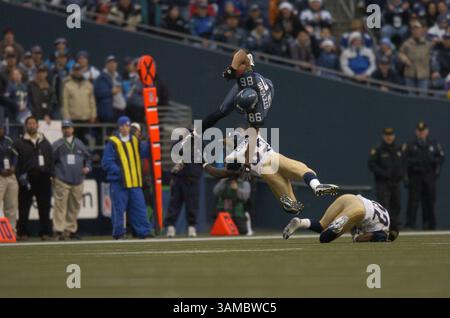 13. November 2005 - Seattle, WA, USA - Seattle Seahawks Tight End Jerramy Stevens (86) springt am Sonntag auf dem Qwest Field in Seattle, Washington über die Rams-Verteidiger Dexter Coakley (52) und Travis Fisher (22). Stevens hatte während des Spiels 49 Yards erhalten. Die Seahawks besiegten die Rams mit 31:16. November 2005. (Kreditbild: © Troy Wayryen/ZUMAPRESS.com) Stockfoto