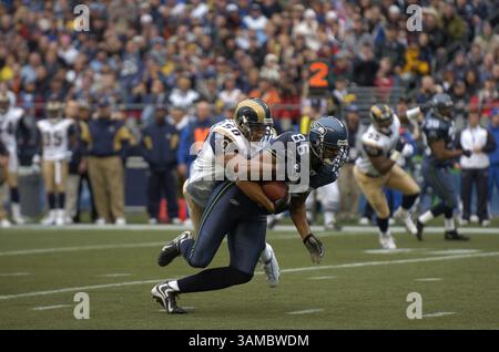 13. November 2005 - Seattle, WA, USA - Seattle Seahawks Tight End Jerramy Stevens (86) holt sich einen Pass für einen First Down, als er von St. Louis Rams Linebacker Pisa Tinoisamoa (50) während eines Spiels auf dem Qwest Field in Seattle, Washington, besiegt wird. Die Seahawks besiegten die Rams mit 31:16. November 2005. (Kreditbild: © Troy Wayryen/ZUMAPRESS.com) Stockfoto