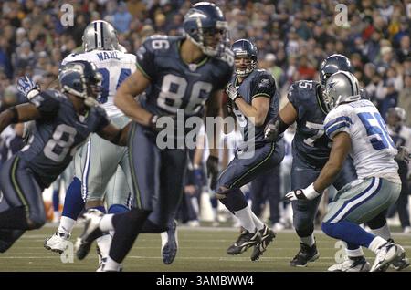 6. Januar 2007 - Seattle, WA, USA - Seattle Seahawks Quarterback Matt Hasselbeck (8) warf zwei Touchdown-Pässe für Tight End Jerramy Stevens (86) während eines NFC Wilcard Playoffs gegen die Dallas Cowboys im Qwest Field in Seattle, Washington. Die Seahawks schlugen die Cowboys mit 21:20. Januar 2007. (Kreditbild: © Troy Wayryen/ZUMAPRESS.com) Stockfoto