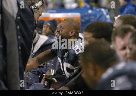 6. Januar 2007 - Seattle, WA, USA - Seattle Seahawks Tight End Jerramy Stevens (86) feiert mit Teamkollegen und Trainern nach seinem zweiten Touchdown-Empfang während eines NFC Wilcard Playoffs gegen die Dallas Cowboys im Qwest Field in Seattle, Washington. Die Seahawks schlugen die Cowboys mit 21:20. Januar 2007. (Kreditbild: © Troy Wayryen/ZUMAPRESS.com) Stockfoto