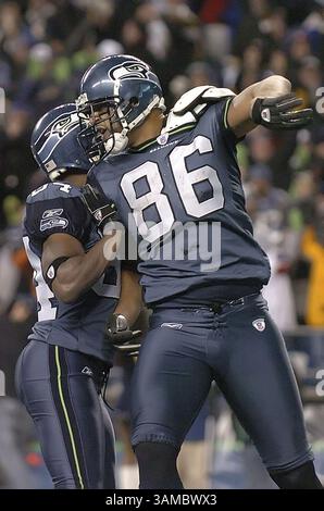 6. Januar 2007 - Seattle, WA, USA - Seattle Seahawks Tight End Jerramy Stevens (86) feiert seinen zweiten Touchdown-Empfang mit Teamkollegen während eines NFC Wilcard Playoff Spiels gegen die Dallas Cowboys im Qwest Field in Seattle, Washington. Die Seahawks schlugen die Cowboys mit 21:20. Januar 2007. (Kreditbild: © Troy Wayryen/ZUMAPRESS.com) Stockfoto