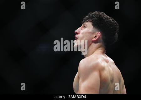 Miami, Fl, Usa. April 2025. MIAMI, FL - 12. APRIL: Sumudaerji und Mitch Raposo treffen sich im Achteck für einen 3-Runden-Kampf bei UFC 314 - Volkanovski vs Lopes im Kesaya Center am 12. April 2025 in Miami, FL (Foto: Louis Grasse/PxImages) Credit: PX Images/Alamy Live News Stockfoto