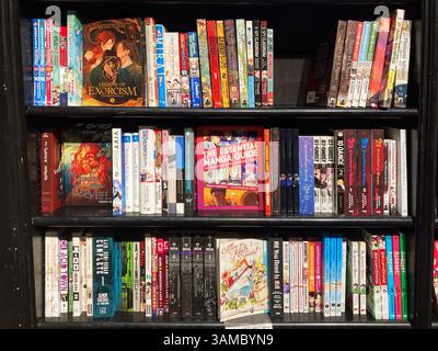 Regale voller japanischer Graphic Novels und Bücher des Manga-Genres im Buchladen Stockfoto