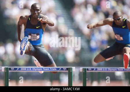 28. Juni 2008 - Eugene, Oregon, USA - Kerron Clement wurde in der zweiten Hitze der 400-Meter-Hürden der Männer mit einer Qualifikationszeit von 48,20 auf dem Hayward Field in Eugene, Oregon, am Samstag während der US-Leichtathletik-Olympischen Spiele der erste. Juni 2008. (Kreditbild: © Troy Wayryen/ZUMAPRESS.com) Stockfoto