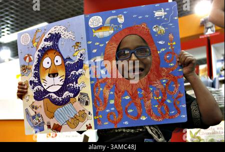 Dezember 2013 - Kolumbien - Pereira. La magia de la Navidad es un tiempo para recordar y revivir los momentos que hicieron parte del aÃ±o que estÃ por acabar. POR este motivo, el Centro comercial Parque Arboleda invita a Participar del Taller Scrapbook, una activdad que lo harÃ guardar en el libro de los recuerdos los mejores momentos del 2013. crÃ: CEET FotÃ³grafo: ceet (Bild: © El Tiempo/GDA/ZUMAPRESS.com) Stockfoto