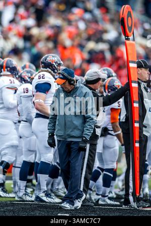 23. November 2013:.UTSA Roadrunners Head Coker beim sidelines.in an NCAA Football Game zwischen den University San Antonio Roadrunners und den North Texas Eagles im Apogee Stadium in Denton Texas.(Credit Image: Manny Flores/ Cal Sport Media/ZUMAPRESS.com) Stockfoto