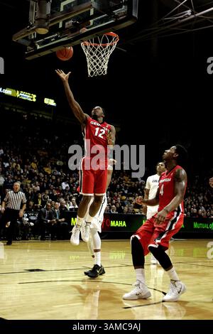28. Dezember 2013 - Boulder, CO, Vereinigte Staaten von Amerika - 28. Dezember 2013: Kenny Gaines (12) der Georgia Bulldogs 2. Klasse findet sich offen für ein Spiel in der ersten Hälfte des NCAA Basketballspiels zwischen den Georgia Bulldogs und den Büffeln der University of Colorado im Coors Events Center in Boulder, Colorado (Credit Image: © Carl Auer/ZUMA Wire/ZUMAPRESS.com) Stockfoto