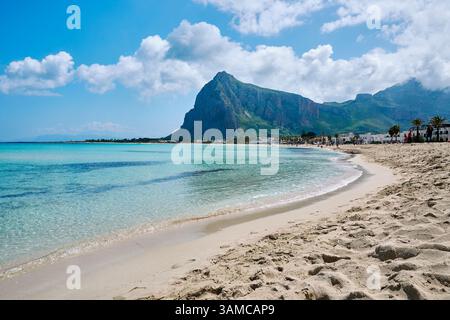 Wunderschöner Blick auf den Strand mit klarem Wasser und Bergen in San Vito Lo Capo Stockfoto