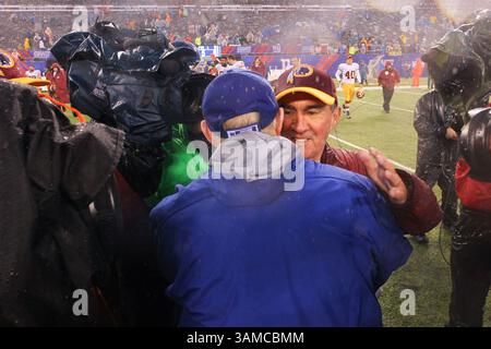 Dezember 2013 - East Rutherford, New Jersey, USA US - Washington Redskins Head Coach MIKE SHANAHAN umarmt Washington Redskins Head Coach MIKE SHANAHAN nach dem NFL-Spiel zwischen den New York Giants und den Washington Redskins im MetLife Stadium in East Rutherford, New Jersey. Die Giants besiegten die Redskins mit 20:6. (Bild: © Vinny Carchietta/ZUMAPRESS.com) Stockfoto