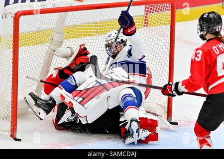 Budweis, Tschechische Republik. April 2025. Tessa Janecke aus den USA im kanadischen Torposten während der Eishockey IIHF Frauen-Weltmeisterschaft, Gruppe A, Match Canada vs USA, Ceske Budejovice, Tschechien, 13. April 2025. Quelle: Vaclav Pancer/CTK Photo/Alamy Live News Stockfoto